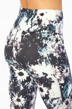 Marika Balance Collection Eclipse Printed Side Pocket Mid Calf Capri Legging 36 Marika Balance Collection Eclipse Printed Side Pocket Mid Calf Capri Legging